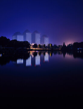 夜色下的城市公園