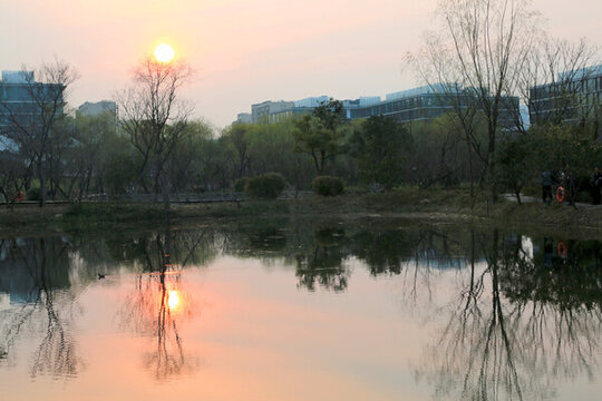 湖中夕陽
