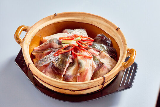生焗魚頭煲