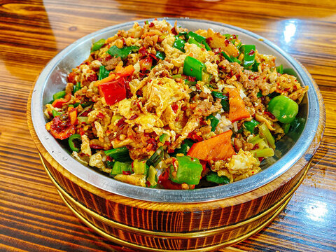 辣椒炒蛋木桶飯