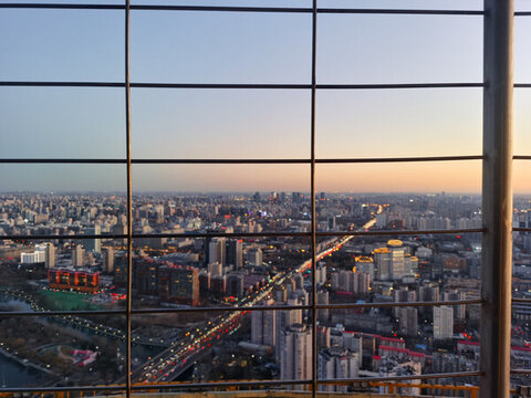 晚霞中的城市夜景