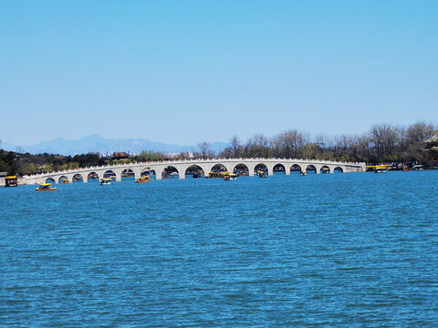湖面上的拱橋