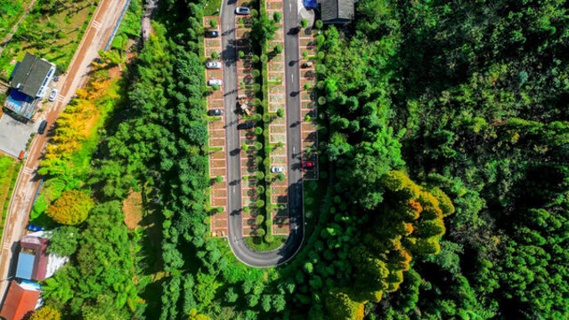 鳥瞰云峰山景區(qū)露天停車場