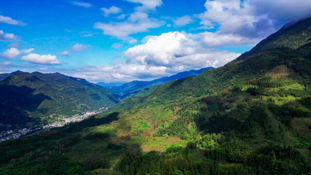 滎經(jīng)馬耳山大山腳下的鄉(xiāng)村