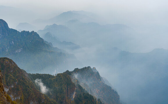 四川峨眉山山川山脈云霧繚繞