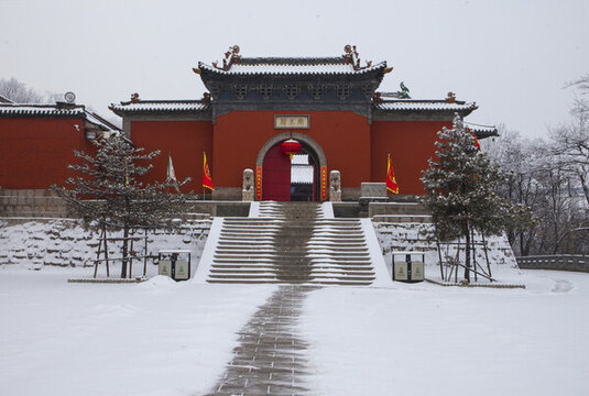 雪后的林里關王廟正門