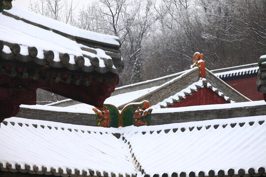 雪后的林里關王廟