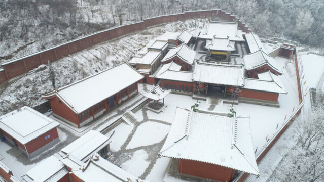 航拍雪后的林里關(guān)王廟