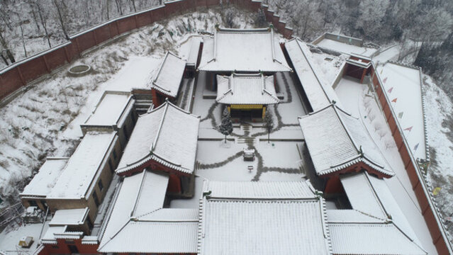 航拍雪后的林里關王廟