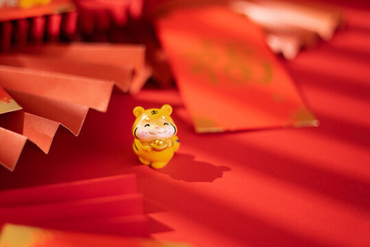 虎年春節(jié)光影創(chuàng)意紅色海報(bào)