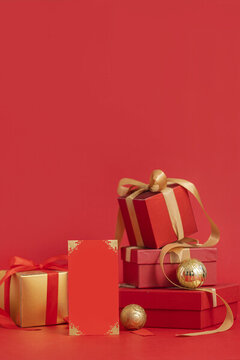 红包与礼品盒红色背景