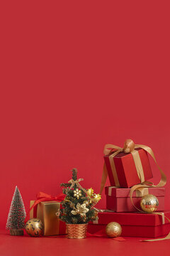 圣诞树礼品盒红色背景