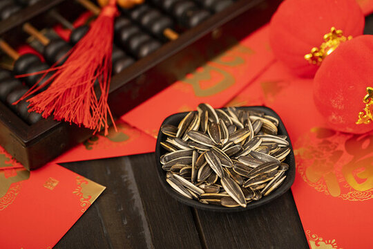 瓜子創(chuàng)意新年喜慶紅色背景