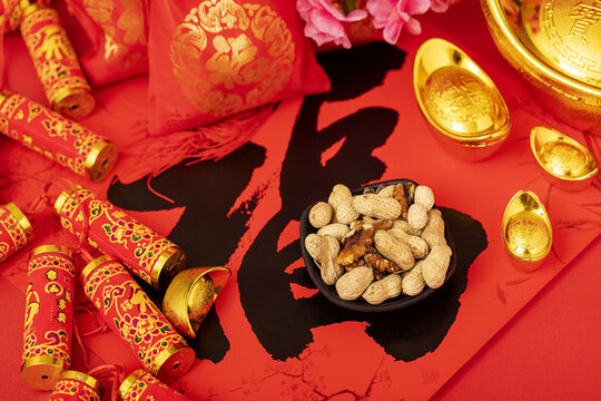 堅(jiān)果鞭炮喜慶新春福字背景