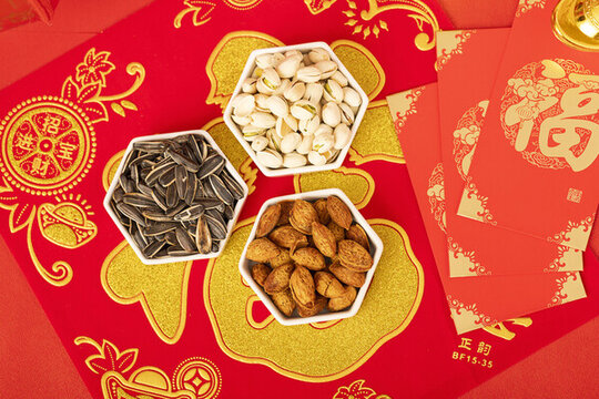 堅果新年紅色背景