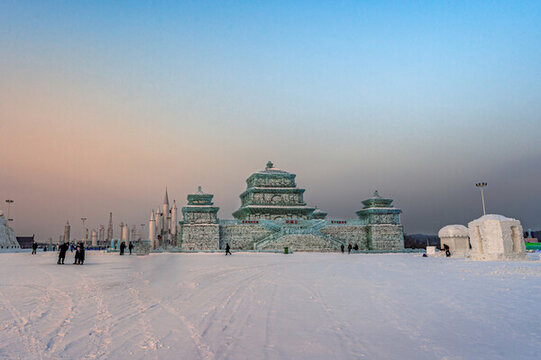 落日余暉下的長春冰雪新天地
