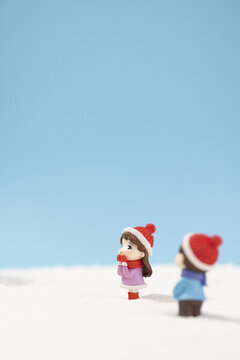 情侣玩偶冬季雪地场景