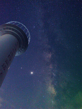 星空銀河與燈塔