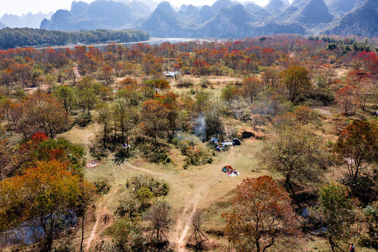 廣西桂林竹江烏桕灘景區(qū)紅葉