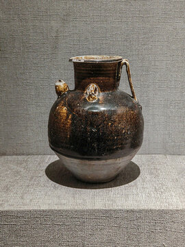 醬釉雙系執(zhí)壺