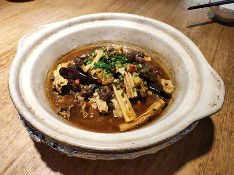 牛腩燉腐竹煲