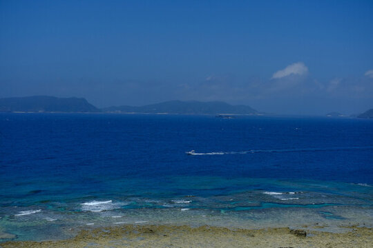 藍(lán)色海面游輪