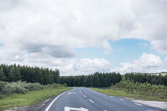 風雨過后的省道公路