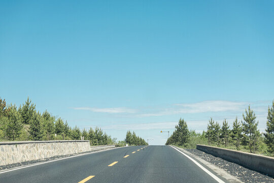 草原上的公路夏日風(fēng)景