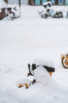 冬天白雪積壓的共享電車