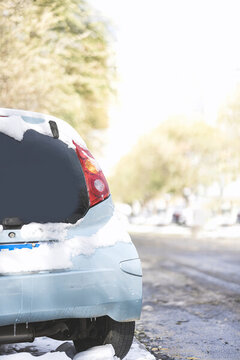 冬季覆蓋白雪的小汽車