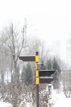 冬天白雪覆蓋的路牌