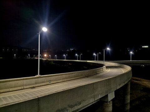 夜晚的高架橋