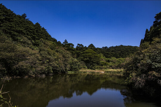 山間的湖水