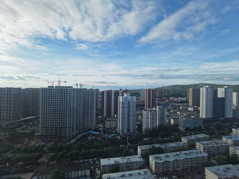晴空下的城市