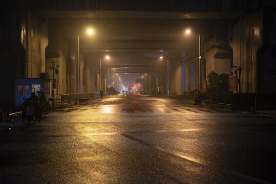 街道昏黃夜燈