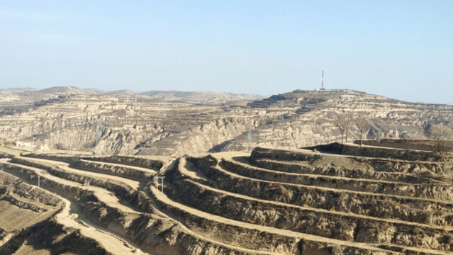 甘肅慶陽冬天黃土地山溝梯田