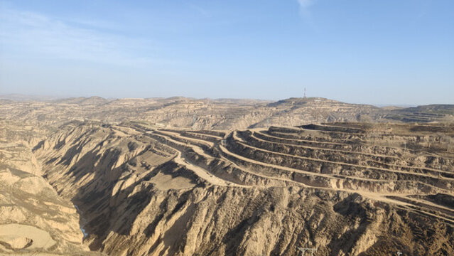 甘肅慶陽冬天黃土地山溝梯田