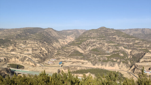 甘肅慶陽(yáng)冬天黃土地山溝公路