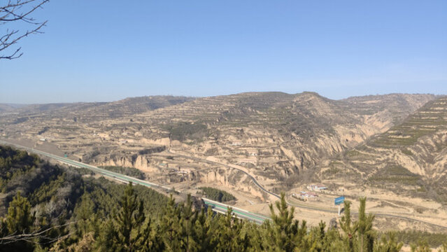 甘肅慶陽冬天黃土地山溝公路