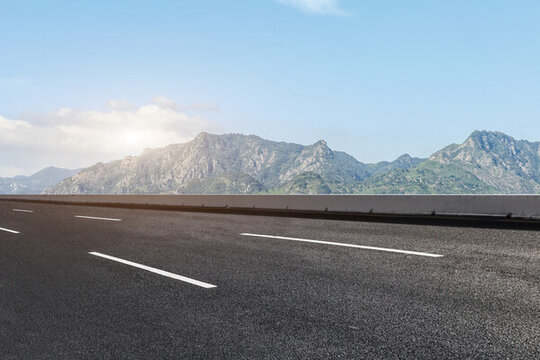 高速公路天際線和青山背景