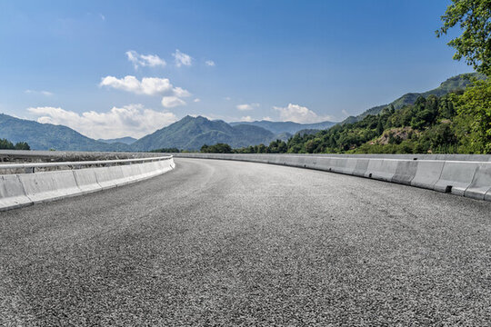 公路彎道和路上的風(fēng)景