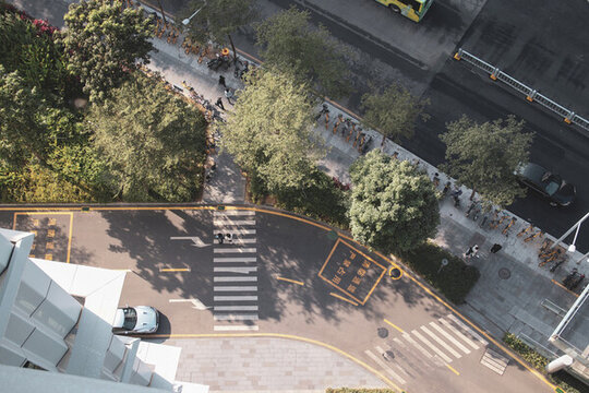 俯瞰陽(yáng)光下的公路