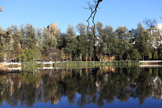 湖中倒影景色風光