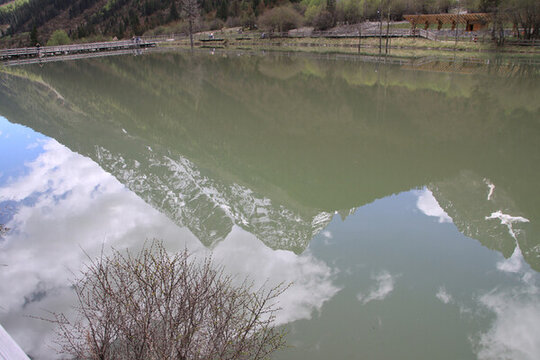 中國(guó)川西高原雪山下的湖面倒影
