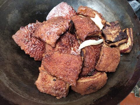 大鍋里的虎皮扣肉