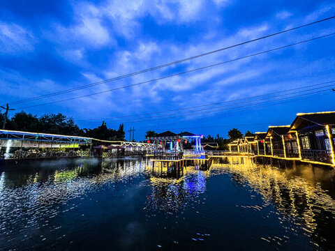 水邊餐廳夜景