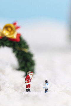 雪地上的圣誕老人與孩子