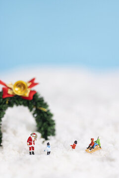 雪地上玩耍的孩子與圣誕老人