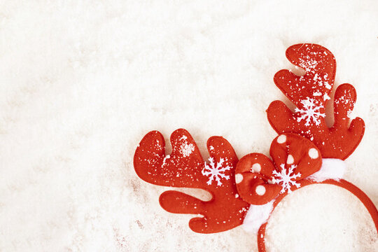 雪地上的圣誕頭飾
