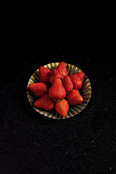 一盘水果草莓黑色背景